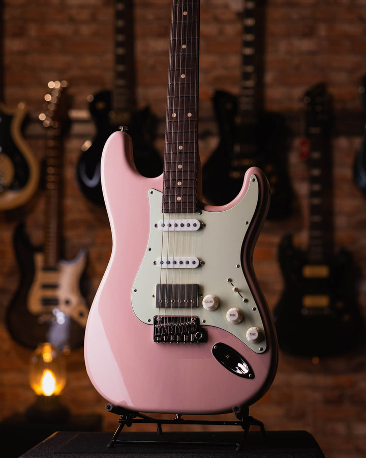 Suhr Classic S Mateus Asato Antiqued Shell Pink - Guitarra Eléctrica | En 2013, Mateus Asato recibió su primer Suhr Classic Antique. Lo que no sabíamos en ese momento era que se convertiría en uno de los guitarristas más inspiradores y solicitados del mun