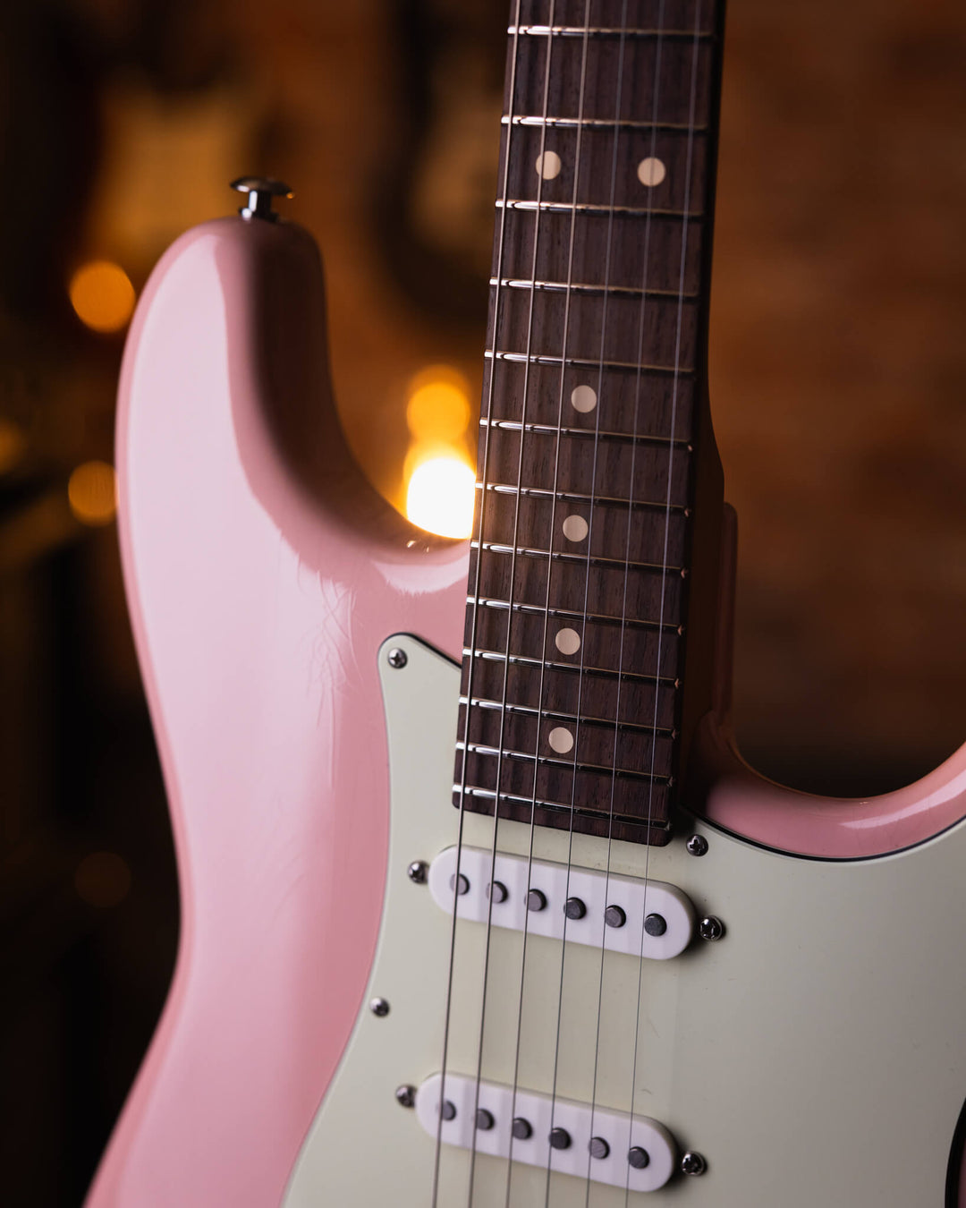 Suhr Classic S Mateus Asato Antiqued Shell Pink - Guitarra Eléctrica | En 2013, Mateus Asato recibió su primer Suhr Classic Antique. Lo que no sabíamos en ese momento era que se convertiría en uno de los guitarristas más inspiradores y solicitados del mun
