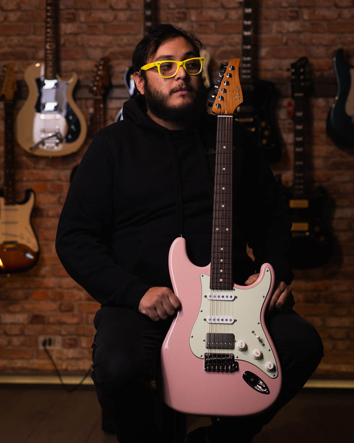 Suhr Classic S Mateus Asato Antiqued Shell Pink - Guitarra Eléctrica | En 2013, Mateus Asato recibió su primer Suhr Classic Antique. Lo que no sabíamos en ese momento era que se convertiría en uno de los guitarristas más inspiradores y solicitados del mun