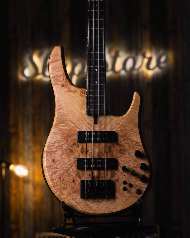 Swan Alpha Special Maple Burl 2020 - Bajo Eléctrico | Cuerpo • Modelo: Alpha• Madera: Walnut• Top: Maple Burl• Terminación: Satin Brazo • Madera: 3-Pieces Hard-Rock Maple• Perfil: “C”• Terminación: Satin • Espaciado: 19 mm• Escala: 34” • Nuez: Bronce Diap