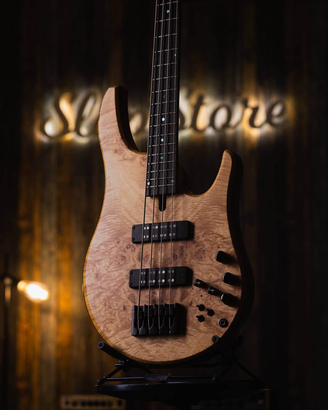 Swan Alpha Special Maple Burl 2020 - Bajo Eléctrico | Cuerpo • Modelo: Alpha• Madera: Walnut• Top: Maple Burl• Terminación: Satin Brazo • Madera: 3-Pieces Hard-Rock Maple• Perfil: “C”• Terminación: Satin • Espaciado: 19 mm• Escala: 34” • Nuez: Bronce Diap