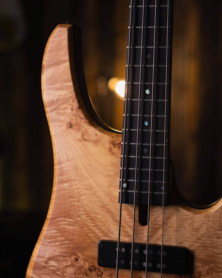 Swan Alpha Special Maple Burl 2020 - Bajo Eléctrico | Cuerpo • Modelo: Alpha• Madera: Walnut• Top: Maple Burl• Terminación: Satin Brazo • Madera: 3-Pieces Hard-Rock Maple• Perfil: “C”• Terminación: Satin • Espaciado: 19 mm• Escala: 34” • Nuez: Bronce Diap