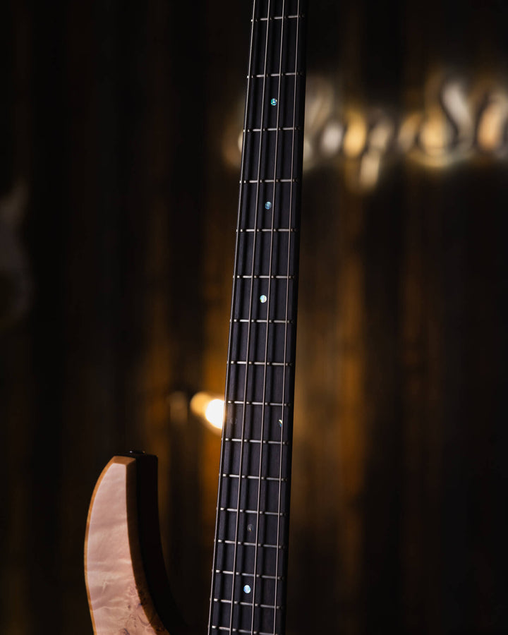 Swan Alpha Special Maple Burl 2020 - Bajo Eléctrico | Cuerpo • Modelo: Alpha• Madera: Walnut• Top: Maple Burl• Terminación: Satin Brazo • Madera: 3-Pieces Hard-Rock Maple• Perfil: “C”• Terminación: Satin • Espaciado: 19 mm• Escala: 34” • Nuez: Bronce Diap