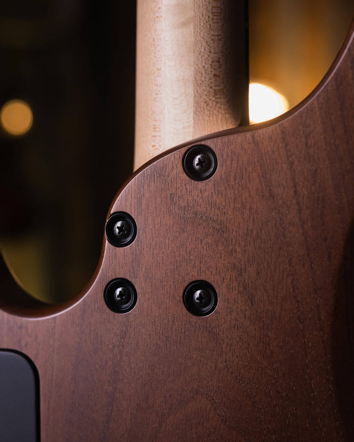 Swan Alpha Special Maple Burl 2020 - Bajo Eléctrico | Cuerpo • Modelo: Alpha• Madera: Walnut• Top: Maple Burl• Terminación: Satin Brazo • Madera: 3-Pieces Hard-Rock Maple• Perfil: “C”• Terminación: Satin • Espaciado: 19 mm• Escala: 34” • Nuez: Bronce Diap