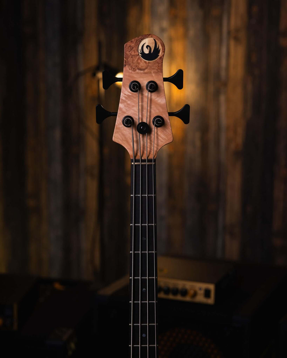 Swan Alpha Special Maple Burl 2020 - Bajo Eléctrico | Cuerpo • Modelo: Alpha• Madera: Walnut• Top: Maple Burl• Terminación: Satin Brazo • Madera: 3-Pieces Hard-Rock Maple• Perfil: “C”• Terminación: Satin • Espaciado: 19 mm• Escala: 34” • Nuez: Bronce Diap