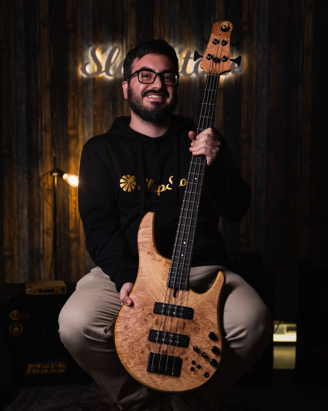 Swan Alpha Special Maple Burl 2020 - Bajo Eléctrico | Cuerpo • Modelo: Alpha• Madera: Walnut• Top: Maple Burl• Terminación: Satin Brazo • Madera: 3-Pieces Hard-Rock Maple• Perfil: “C”• Terminación: Satin • Espaciado: 19 mm• Escala: 34” • Nuez: Bronce Diap