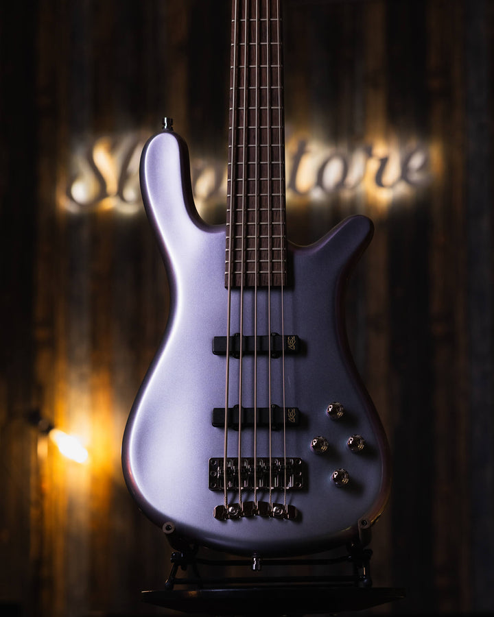 Warwick Streamer LX5 Iridescent Mermaid 2018 - Bajo Eléctrico | Cuerpo • Modelo: Streamer LX5• Madera: Mahogany• Terminación: Iridiscent Mermaid Gloss Brazo • Madera: Ovangkol• Perfil: “C”• Terminación: Satin • Espaciado: 17.5 mm• Escala: 34” • Nuez: Just