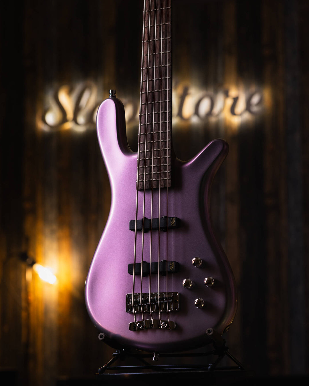 Warwick Streamer LX5 Iridescent Mermaid 2018 - Bajo Eléctrico | Cuerpo • Modelo: Streamer LX5• Madera: Mahogany• Terminación: Iridiscent Mermaid Gloss Brazo • Madera: Ovangkol• Perfil: “C”• Terminación: Satin • Espaciado: 17.5 mm• Escala: 34” • Nuez: Just