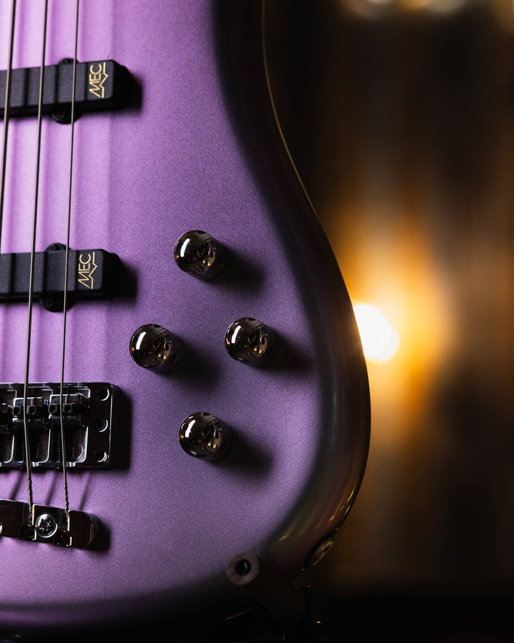 Warwick Streamer LX5 Iridescent Mermaid 2018 - Bajo Eléctrico | Cuerpo • Modelo: Streamer LX5• Madera: Mahogany• Terminación: Iridiscent Mermaid Gloss Brazo • Madera: Ovangkol• Perfil: “C”• Terminación: Satin • Espaciado: 17.5 mm• Escala: 34” • Nuez: Just