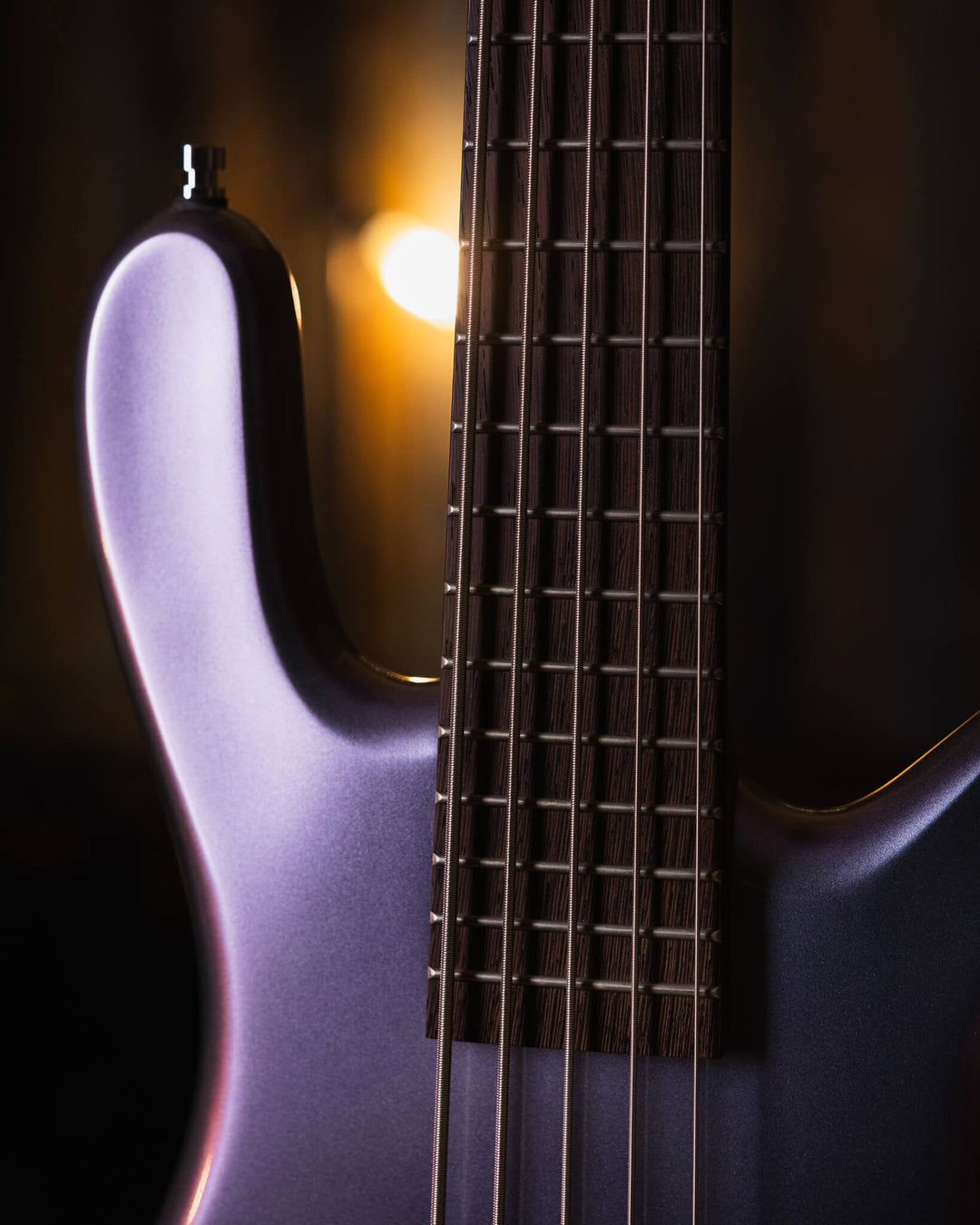 Warwick Streamer LX5 Iridescent Mermaid 2018 - Bajo Eléctrico | Cuerpo • Modelo: Streamer LX5• Madera: Mahogany• Terminación: Iridiscent Mermaid Gloss Brazo • Madera: Ovangkol• Perfil: “C”• Terminación: Satin • Espaciado: 17.5 mm• Escala: 34” • Nuez: Just