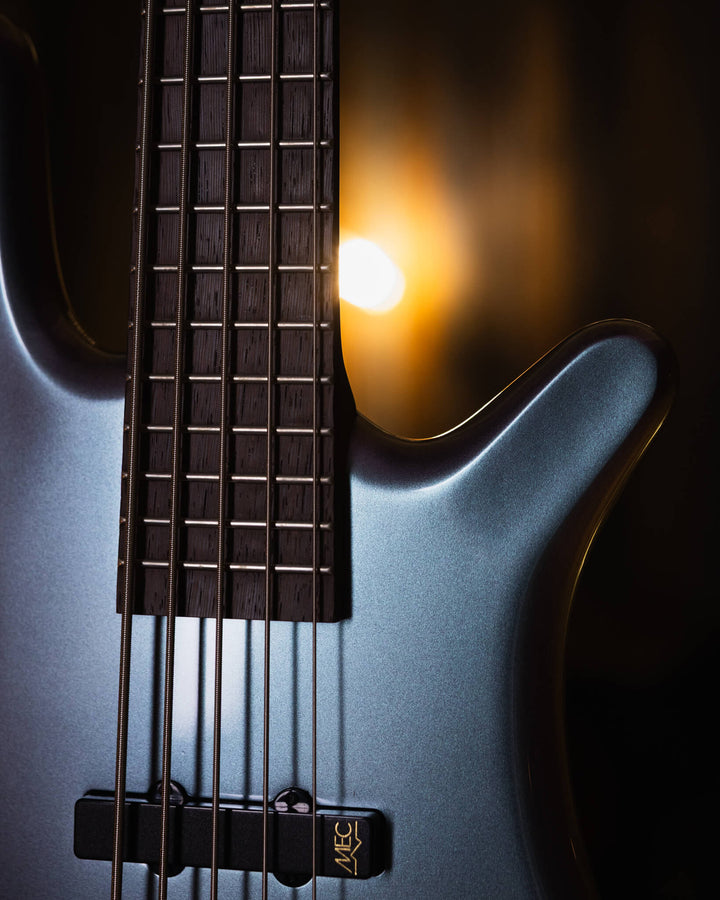 Warwick Streamer LX5 Iridescent Mermaid 2018 - Bajo Eléctrico | Cuerpo • Modelo: Streamer LX5• Madera: Mahogany• Terminación: Iridiscent Mermaid Gloss Brazo • Madera: Ovangkol• Perfil: “C”• Terminación: Satin • Espaciado: 17.5 mm• Escala: 34” • Nuez: Just