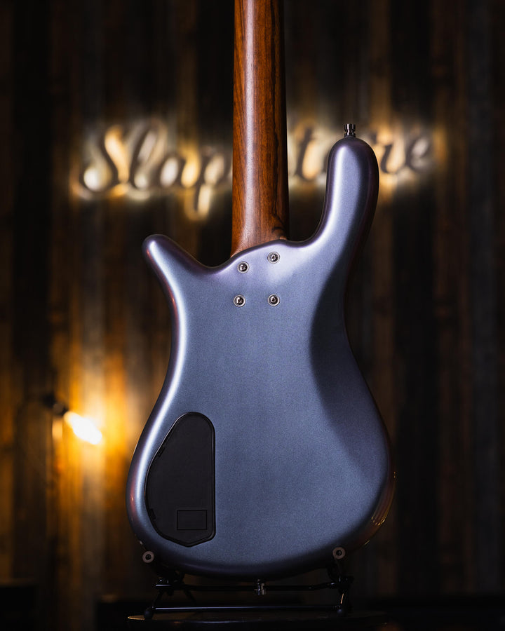 Warwick Streamer LX5 Iridescent Mermaid 2018 - Bajo Eléctrico | Cuerpo • Modelo: Streamer LX5• Madera: Mahogany• Terminación: Iridiscent Mermaid Gloss Brazo • Madera: Ovangkol• Perfil: “C”• Terminación: Satin • Espaciado: 17.5 mm• Escala: 34” • Nuez: Just