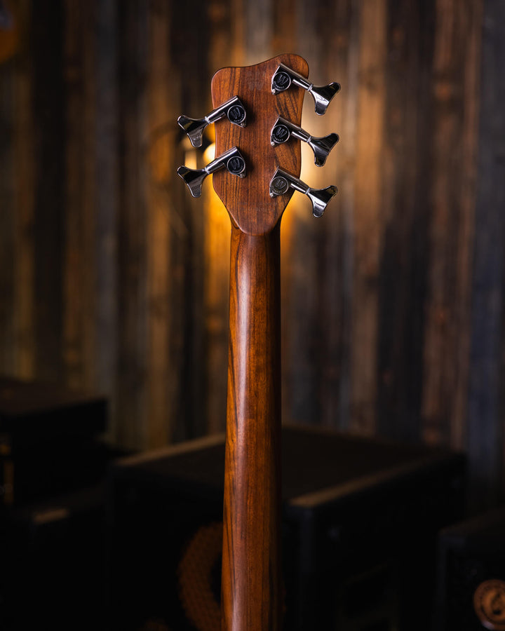 Warwick Streamer LX5 Iridescent Mermaid 2018 - Bajo Eléctrico | Cuerpo • Modelo: Streamer LX5• Madera: Mahogany• Terminación: Iridiscent Mermaid Gloss Brazo • Madera: Ovangkol• Perfil: “C”• Terminación: Satin • Espaciado: 17.5 mm• Escala: 34” • Nuez: Just