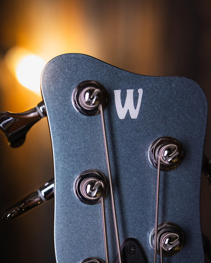 Warwick Streamer LX5 Iridescent Mermaid 2018 - Bajo Eléctrico | Cuerpo • Modelo: Streamer LX5• Madera: Mahogany• Terminación: Iridiscent Mermaid Gloss Brazo • Madera: Ovangkol• Perfil: “C”• Terminación: Satin • Espaciado: 17.5 mm• Escala: 34” • Nuez: Just