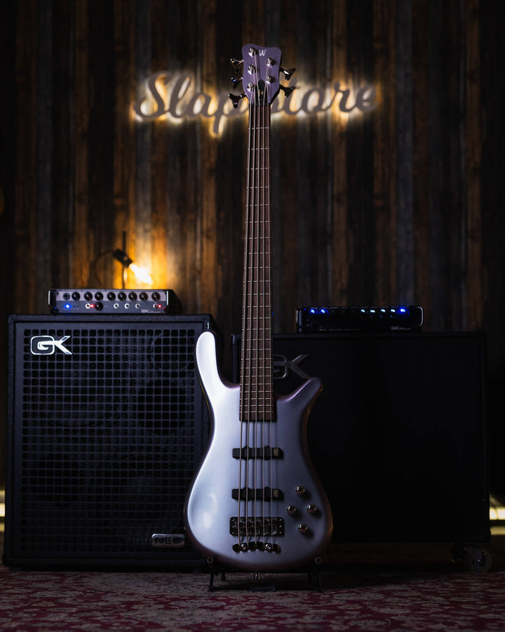 Warwick Streamer LX5 Iridescent Mermaid 2018 - Bajo Eléctrico | Cuerpo • Modelo: Streamer LX5• Madera: Mahogany• Terminación: Iridiscent Mermaid Gloss Brazo • Madera: Ovangkol• Perfil: “C”• Terminación: Satin • Espaciado: 17.5 mm• Escala: 34” • Nuez: Just