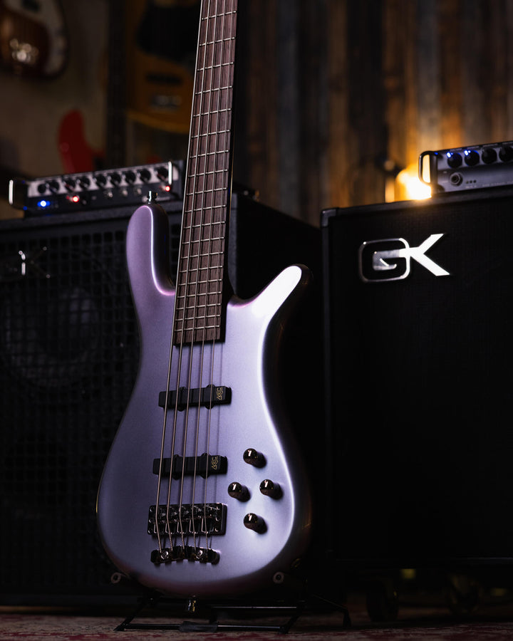 Warwick Streamer LX5 Iridescent Mermaid 2018 - Bajo Eléctrico | Cuerpo • Modelo: Streamer LX5• Madera: Mahogany• Terminación: Iridiscent Mermaid Gloss Brazo • Madera: Ovangkol• Perfil: “C”• Terminación: Satin • Espaciado: 17.5 mm• Escala: 34” • Nuez: Just