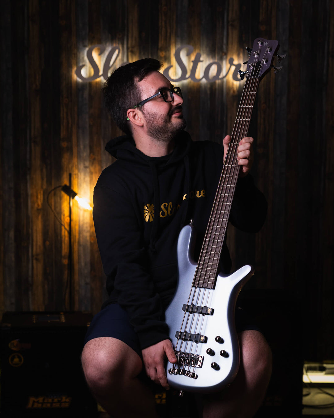 Warwick Streamer LX5 Iridescent Mermaid 2018 - Bajo Eléctrico | Cuerpo • Modelo: Streamer LX5• Madera: Mahogany• Terminación: Iridiscent Mermaid Gloss Brazo • Madera: Ovangkol• Perfil: “C”• Terminación: Satin • Espaciado: 17.5 mm• Escala: 34” • Nuez: Just