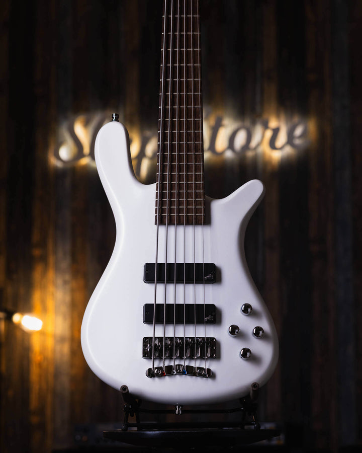 Warwick Streamer GPS LX6 White Pearl 2017 - Bajo Eléctrico | Cuerpo • Modelo: Streamer LX6• Madera: Mahogany• Terminación: White Pearl, Gloss Brazo • Madera: Ovangkol• Perfil: “C”• Terminación: Satin • Espaciado: 17.5 mm• Escala: 34” • Nuez: Just-A-Nut II