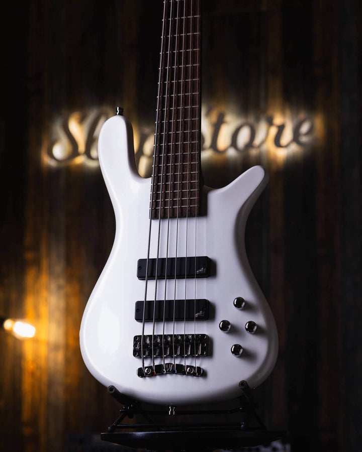Warwick Streamer GPS LX6 White Pearl 2017 - Bajo Eléctrico | Cuerpo • Modelo: Streamer LX6• Madera: Mahogany• Terminación: White Pearl, Gloss Brazo • Madera: Ovangkol• Perfil: “C”• Terminación: Satin • Espaciado: 17.5 mm• Escala: 34” • Nuez: Just-A-Nut II