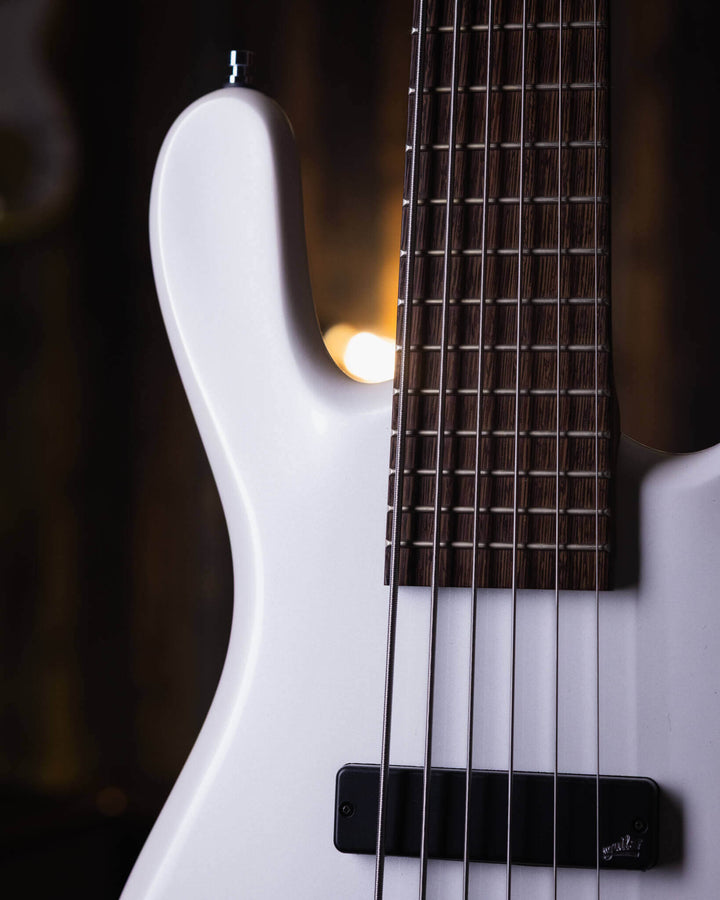 Warwick Streamer GPS LX6 White Pearl 2017 - Bajo Eléctrico | Cuerpo • Modelo: Streamer LX6• Madera: Mahogany• Terminación: White Pearl, Gloss Brazo • Madera: Ovangkol• Perfil: “C”• Terminación: Satin • Espaciado: 17.5 mm• Escala: 34” • Nuez: Just-A-Nut II
