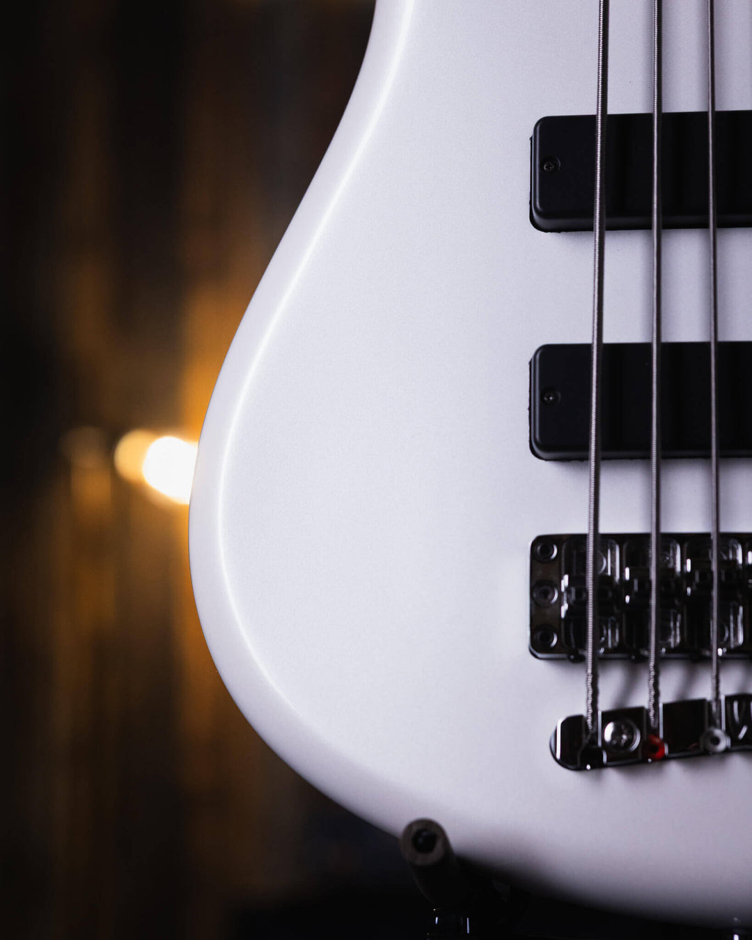 Warwick Streamer GPS LX6 White Pearl 2017 - Bajo Eléctrico | Cuerpo • Modelo: Streamer LX6• Madera: Mahogany• Terminación: White Pearl, Gloss Brazo • Madera: Ovangkol• Perfil: “C”• Terminación: Satin • Espaciado: 17.5 mm• Escala: 34” • Nuez: Just-A-Nut II