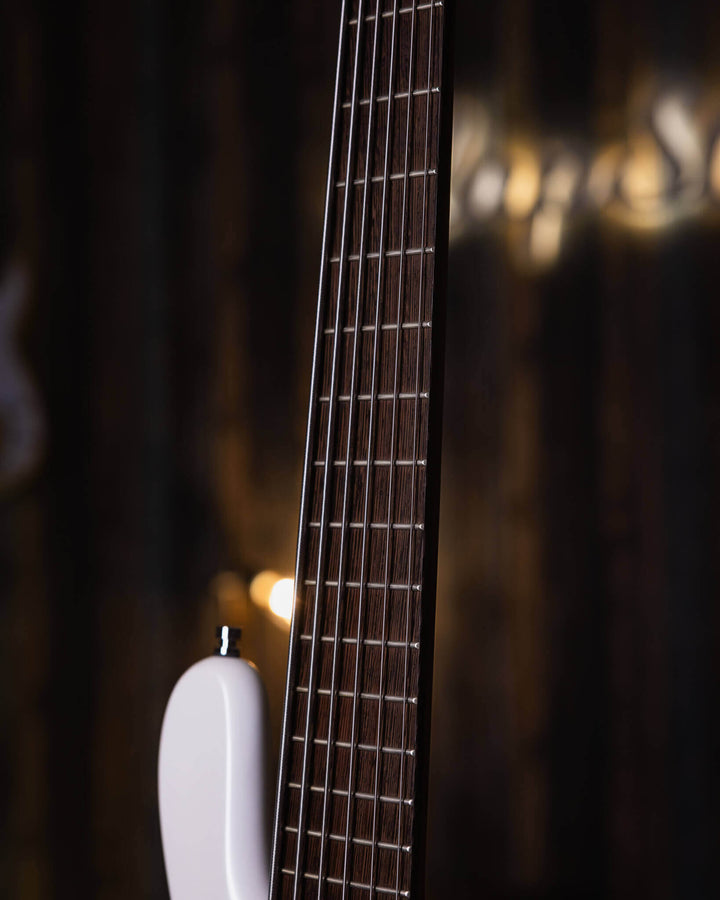 Warwick Streamer GPS LX6 White Pearl 2017 - Bajo Eléctrico | Cuerpo • Modelo: Streamer LX6• Madera: Mahogany• Terminación: White Pearl, Gloss Brazo • Madera: Ovangkol• Perfil: “C”• Terminación: Satin • Espaciado: 17.5 mm• Escala: 34” • Nuez: Just-A-Nut II