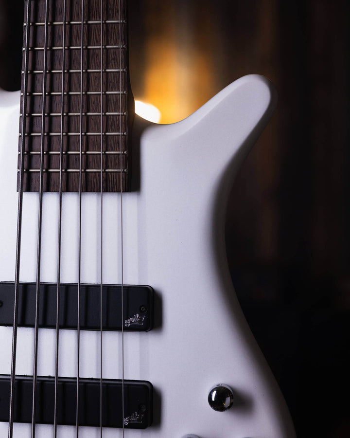 Warwick Streamer GPS LX6 White Pearl 2017 - Bajo Eléctrico | Cuerpo • Modelo: Streamer LX6• Madera: Mahogany• Terminación: White Pearl, Gloss Brazo • Madera: Ovangkol• Perfil: “C”• Terminación: Satin • Espaciado: 17.5 mm• Escala: 34” • Nuez: Just-A-Nut II