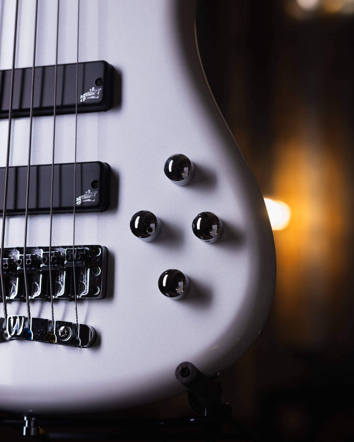 Warwick Streamer GPS LX6 White Pearl 2017 - Bajo Eléctrico | Cuerpo • Modelo: Streamer LX6• Madera: Mahogany• Terminación: White Pearl, Gloss Brazo • Madera: Ovangkol• Perfil: “C”• Terminación: Satin • Espaciado: 17.5 mm• Escala: 34” • Nuez: Just-A-Nut II