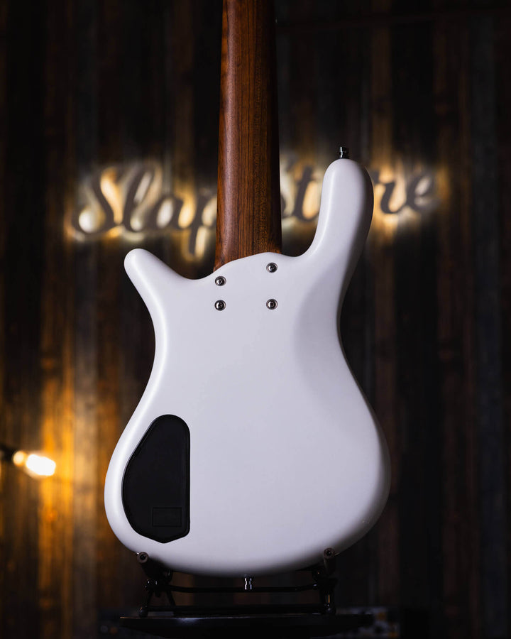 Warwick Streamer GPS LX6 White Pearl 2017 - Bajo Eléctrico | Cuerpo • Modelo: Streamer LX6• Madera: Mahogany• Terminación: White Pearl, Gloss Brazo • Madera: Ovangkol• Perfil: “C”• Terminación: Satin • Espaciado: 17.5 mm• Escala: 34” • Nuez: Just-A-Nut II