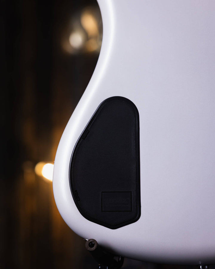 Warwick Streamer GPS LX6 White Pearl 2017 - Bajo Eléctrico | Cuerpo • Modelo: Streamer LX6• Madera: Mahogany• Terminación: White Pearl, Gloss Brazo • Madera: Ovangkol• Perfil: “C”• Terminación: Satin • Espaciado: 17.5 mm• Escala: 34” • Nuez: Just-A-Nut II