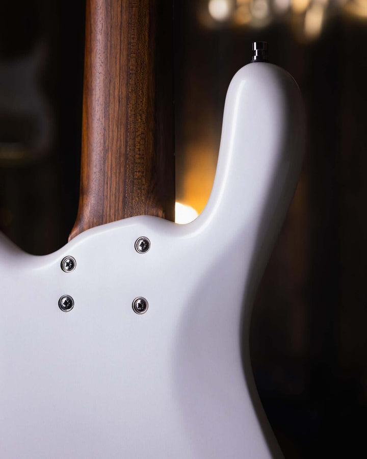 Warwick Streamer GPS LX6 White Pearl 2017 - Bajo Eléctrico | Cuerpo • Modelo: Streamer LX6• Madera: Mahogany• Terminación: White Pearl, Gloss Brazo • Madera: Ovangkol• Perfil: “C”• Terminación: Satin • Espaciado: 17.5 mm• Escala: 34” • Nuez: Just-A-Nut II