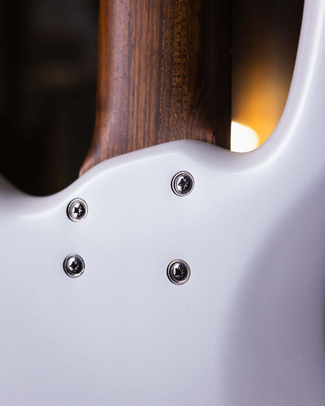 Warwick Streamer GPS LX6 White Pearl 2017 - Bajo Eléctrico | Cuerpo • Modelo: Streamer LX6• Madera: Mahogany• Terminación: White Pearl, Gloss Brazo • Madera: Ovangkol• Perfil: “C”• Terminación: Satin • Espaciado: 17.5 mm• Escala: 34” • Nuez: Just-A-Nut II