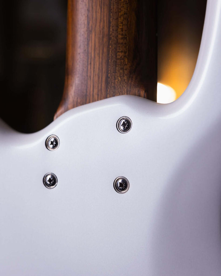 Warwick Streamer GPS LX6 White Pearl 2017 - Bajo Eléctrico | Cuerpo • Modelo: Streamer LX6• Madera: Mahogany• Terminación: White Pearl, Gloss Brazo • Madera: Ovangkol• Perfil: “C”• Terminación: Satin • Espaciado: 17.5 mm• Escala: 34” • Nuez: Just-A-Nut II