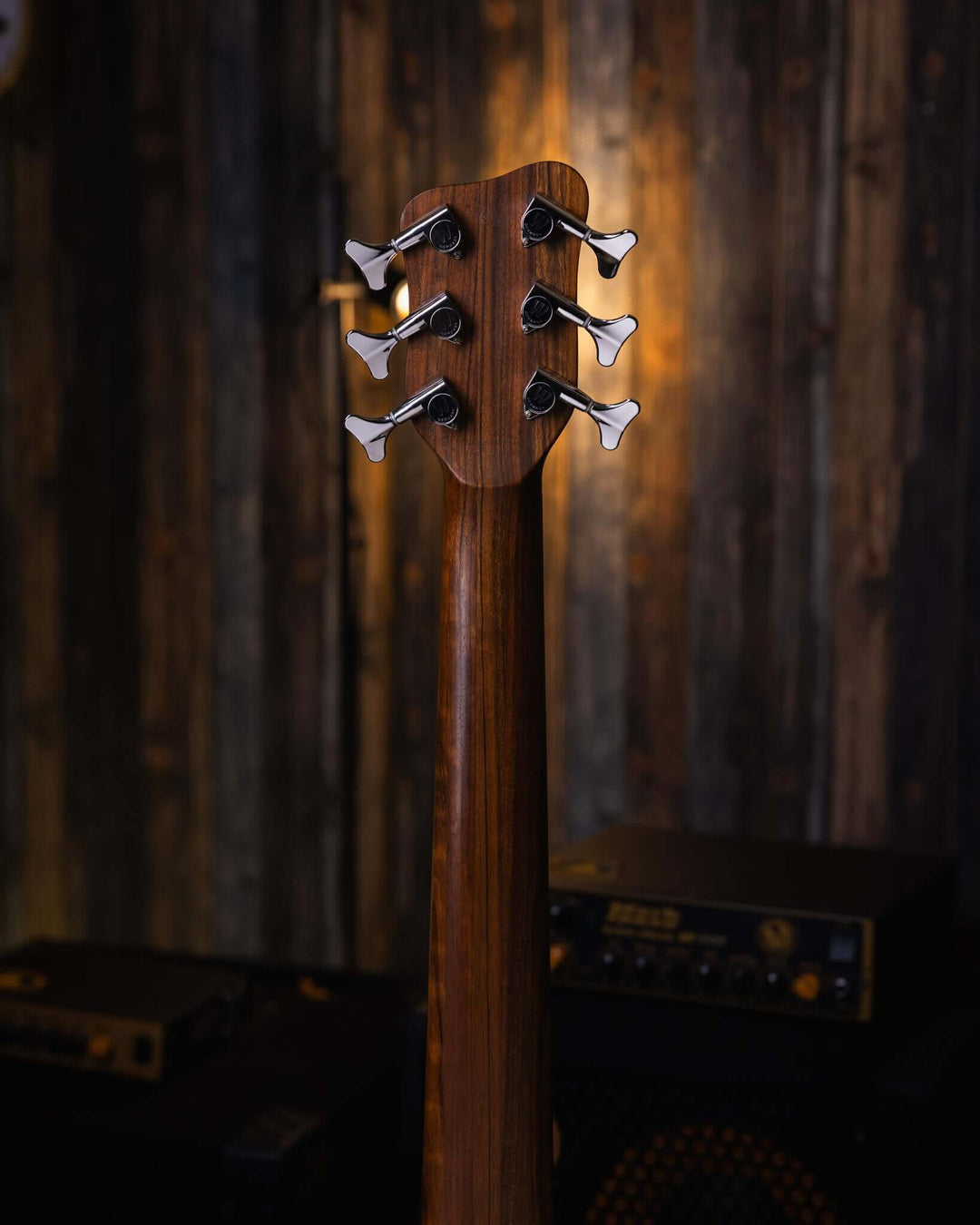 Warwick Streamer GPS LX6 White Pearl 2017 - Bajo Eléctrico | Cuerpo • Modelo: Streamer LX6• Madera: Mahogany• Terminación: White Pearl, Gloss Brazo • Madera: Ovangkol• Perfil: “C”• Terminación: Satin • Espaciado: 17.5 mm• Escala: 34” • Nuez: Just-A-Nut II