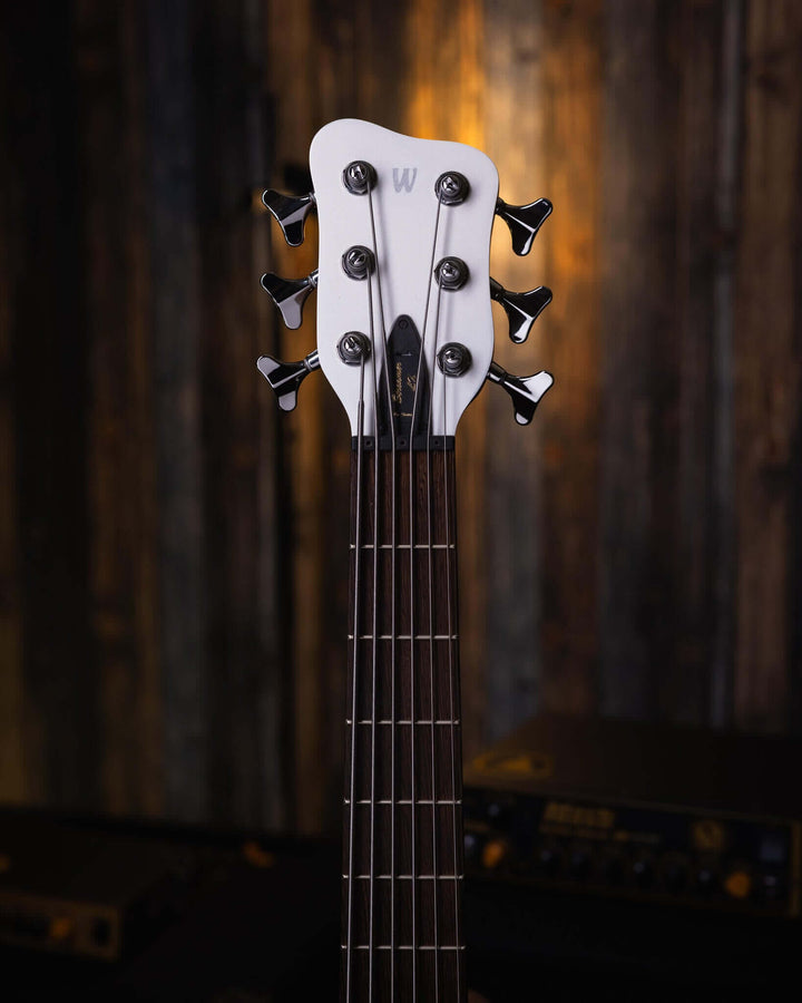 Warwick Streamer GPS LX6 White Pearl 2017 - Bajo Eléctrico | Cuerpo • Modelo: Streamer LX6• Madera: Mahogany• Terminación: White Pearl, Gloss Brazo • Madera: Ovangkol• Perfil: “C”• Terminación: Satin • Espaciado: 17.5 mm• Escala: 34” • Nuez: Just-A-Nut II