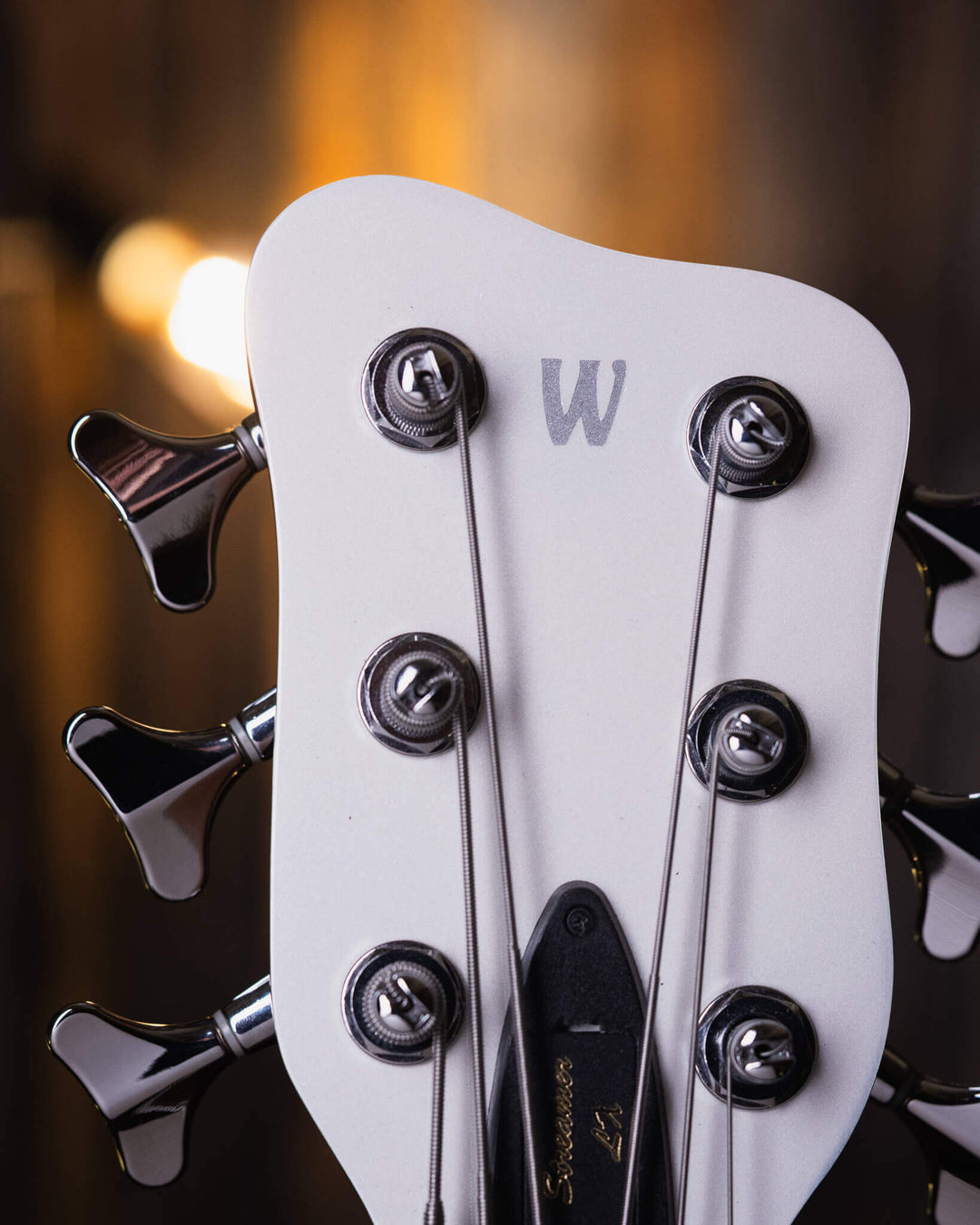 Warwick Streamer GPS LX6 White Pearl 2017 - Bajo Eléctrico | Cuerpo • Modelo: Streamer LX6• Madera: Mahogany• Terminación: White Pearl, Gloss Brazo • Madera: Ovangkol• Perfil: “C”• Terminación: Satin • Espaciado: 17.5 mm• Escala: 34” • Nuez: Just-A-Nut II