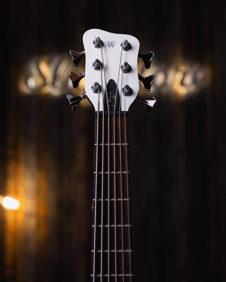 Warwick Streamer GPS LX6 White Pearl 2017 - Bajo Eléctrico | Cuerpo • Modelo: Streamer LX6• Madera: Mahogany• Terminación: White Pearl, Gloss Brazo • Madera: Ovangkol• Perfil: “C”• Terminación: Satin • Espaciado: 17.5 mm• Escala: 34” • Nuez: Just-A-Nut II