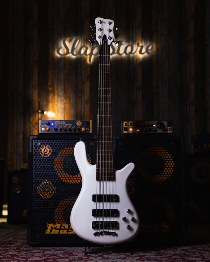 Warwick Streamer GPS LX6 White Pearl 2017 - Bajo Eléctrico | Cuerpo • Modelo: Streamer LX6• Madera: Mahogany• Terminación: White Pearl, Gloss Brazo • Madera: Ovangkol• Perfil: “C”• Terminación: Satin • Espaciado: 17.5 mm• Escala: 34” • Nuez: Just-A-Nut II