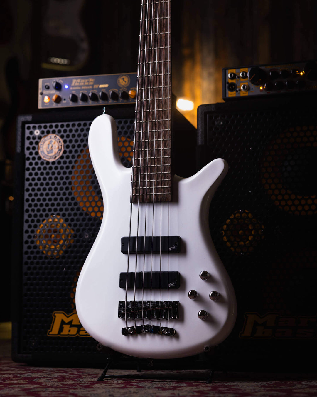 Warwick Streamer GPS LX6 White Pearl 2017 - Bajo Eléctrico | Cuerpo • Modelo: Streamer LX6• Madera: Mahogany• Terminación: White Pearl, Gloss Brazo • Madera: Ovangkol• Perfil: “C”• Terminación: Satin • Espaciado: 17.5 mm• Escala: 34” • Nuez: Just-A-Nut II