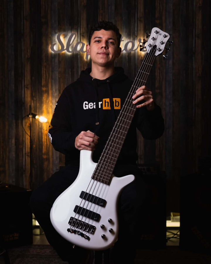 Warwick Streamer GPS LX6 White Pearl 2017 - Bajo Eléctrico | Cuerpo • Modelo: Streamer LX6• Madera: Mahogany• Terminación: White Pearl, Gloss Brazo • Madera: Ovangkol• Perfil: “C”• Terminación: Satin • Espaciado: 17.5 mm• Escala: 34” • Nuez: Just-A-Nut II