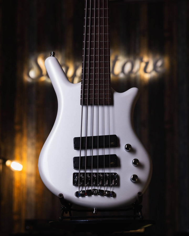 Warwick Thumb BO 6 White Pearl 2015 - Bajo Eléctrico | Cuerpo • Modelo: Thumb• Madera: Ovangkol • Terminación: White Pearl, Gloss Brazo • Madera: Ovangkol • Perfil: “C”• Terminación: Satin • Espaciado: 16.5 mm• Escala: 34” • Nuez: Just-A-Nut II 38.5 mm Di