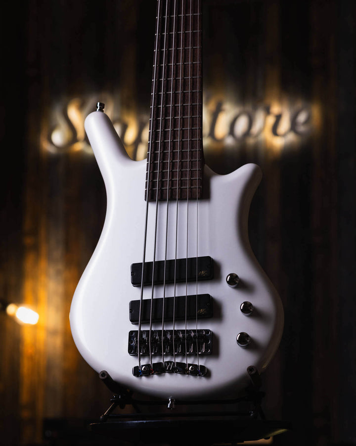 Warwick Thumb BO 6 White Pearl 2015 - Bajo Eléctrico | Cuerpo • Modelo: Thumb• Madera: Ovangkol • Terminación: White Pearl, Gloss Brazo • Madera: Ovangkol • Perfil: “C”• Terminación: Satin • Espaciado: 16.5 mm• Escala: 34” • Nuez: Just-A-Nut II 38.5 mm Di