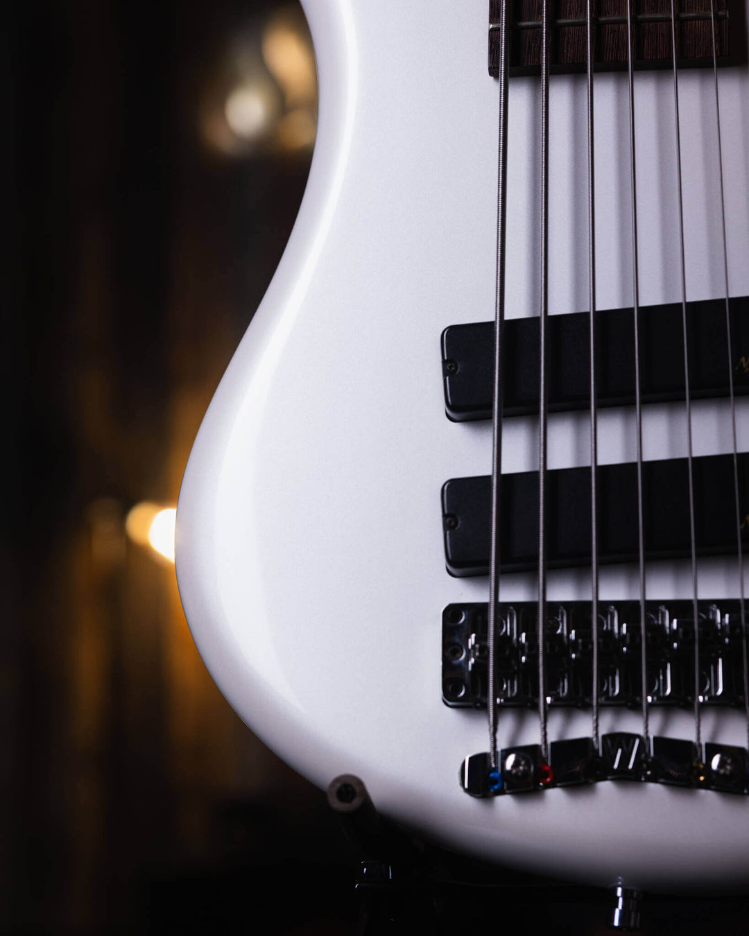 Warwick Thumb BO 6 White Pearl 2015 - Bajo Eléctrico | Cuerpo • Modelo: Thumb• Madera: Ovangkol • Terminación: White Pearl, Gloss Brazo • Madera: Ovangkol • Perfil: “C”• Terminación: Satin • Espaciado: 16.5 mm• Escala: 34” • Nuez: Just-A-Nut II 38.5 mm Di