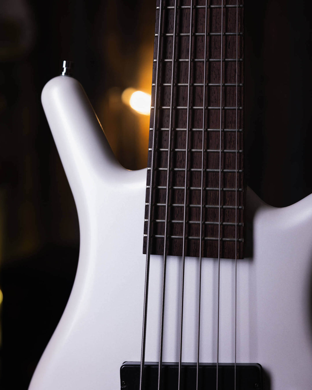Warwick Thumb BO 6 White Pearl 2015 - Bajo Eléctrico | Cuerpo • Modelo: Thumb• Madera: Ovangkol • Terminación: White Pearl, Gloss Brazo • Madera: Ovangkol • Perfil: “C”• Terminación: Satin • Espaciado: 16.5 mm• Escala: 34” • Nuez: Just-A-Nut II 38.5 mm Di