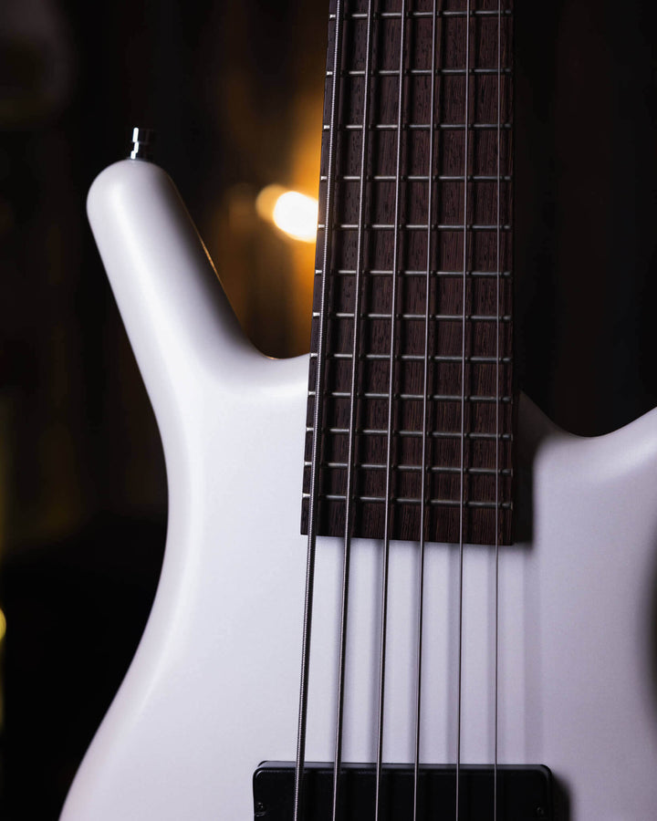 Warwick Thumb BO 6 White Pearl 2015 - Bajo Eléctrico | Cuerpo • Modelo: Thumb• Madera: Ovangkol • Terminación: White Pearl, Gloss Brazo • Madera: Ovangkol • Perfil: “C”• Terminación: Satin • Espaciado: 16.5 mm• Escala: 34” • Nuez: Just-A-Nut II 38.5 mm Di