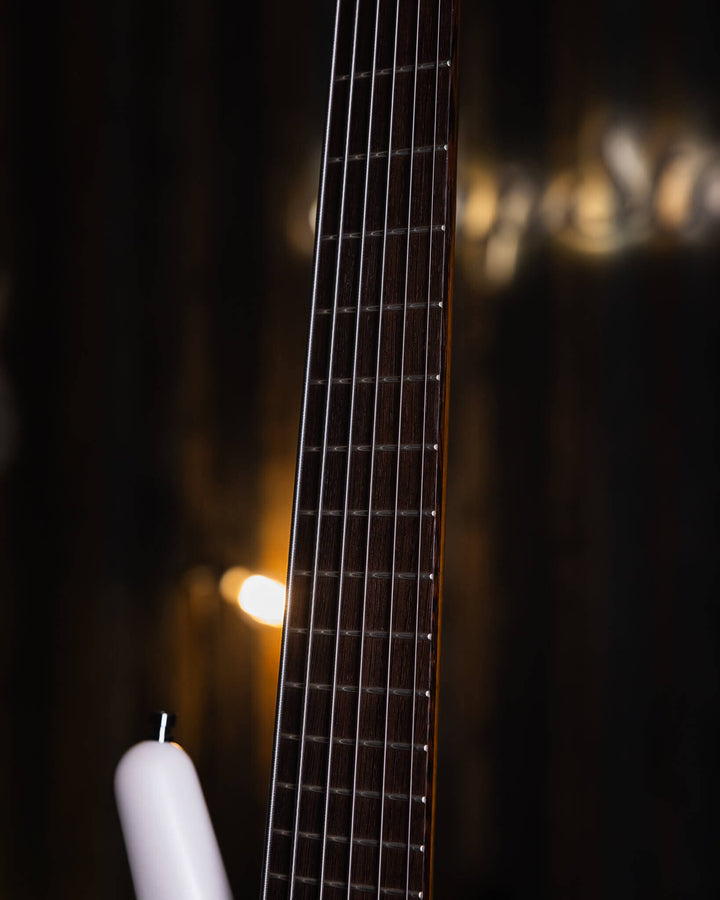 Warwick Thumb BO 6 White Pearl 2015 - Bajo Eléctrico | Cuerpo • Modelo: Thumb• Madera: Ovangkol • Terminación: White Pearl, Gloss Brazo • Madera: Ovangkol • Perfil: “C”• Terminación: Satin • Espaciado: 16.5 mm• Escala: 34” • Nuez: Just-A-Nut II 38.5 mm Di