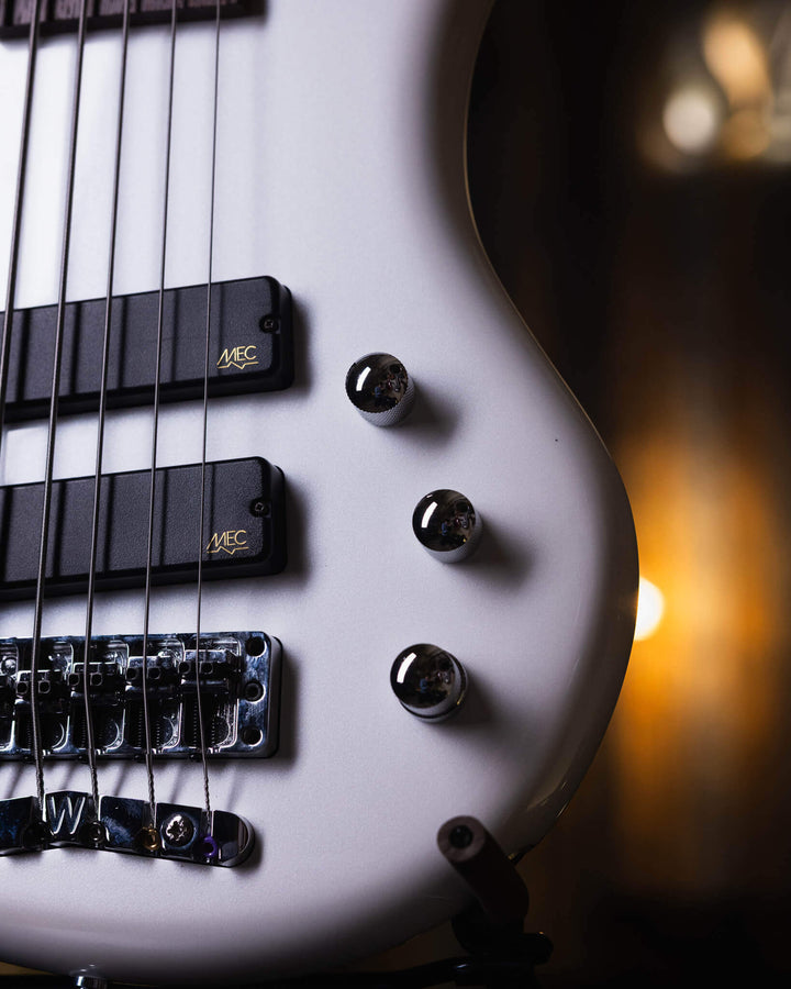 Warwick Thumb BO 6 White Pearl 2015 - Bajo Eléctrico | Cuerpo • Modelo: Thumb• Madera: Ovangkol • Terminación: White Pearl, Gloss Brazo • Madera: Ovangkol • Perfil: “C”• Terminación: Satin • Espaciado: 16.5 mm• Escala: 34” • Nuez: Just-A-Nut II 38.5 mm Di