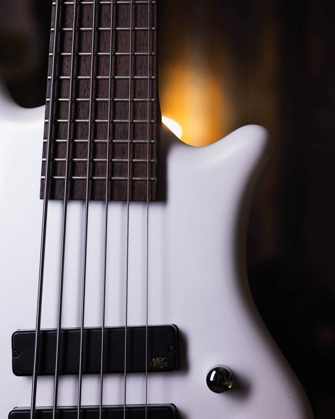 Warwick Thumb BO 6 White Pearl 2015 - Bajo Eléctrico | Cuerpo • Modelo: Thumb• Madera: Ovangkol • Terminación: White Pearl, Gloss Brazo • Madera: Ovangkol • Perfil: “C”• Terminación: Satin • Espaciado: 16.5 mm• Escala: 34” • Nuez: Just-A-Nut II 38.5 mm Di