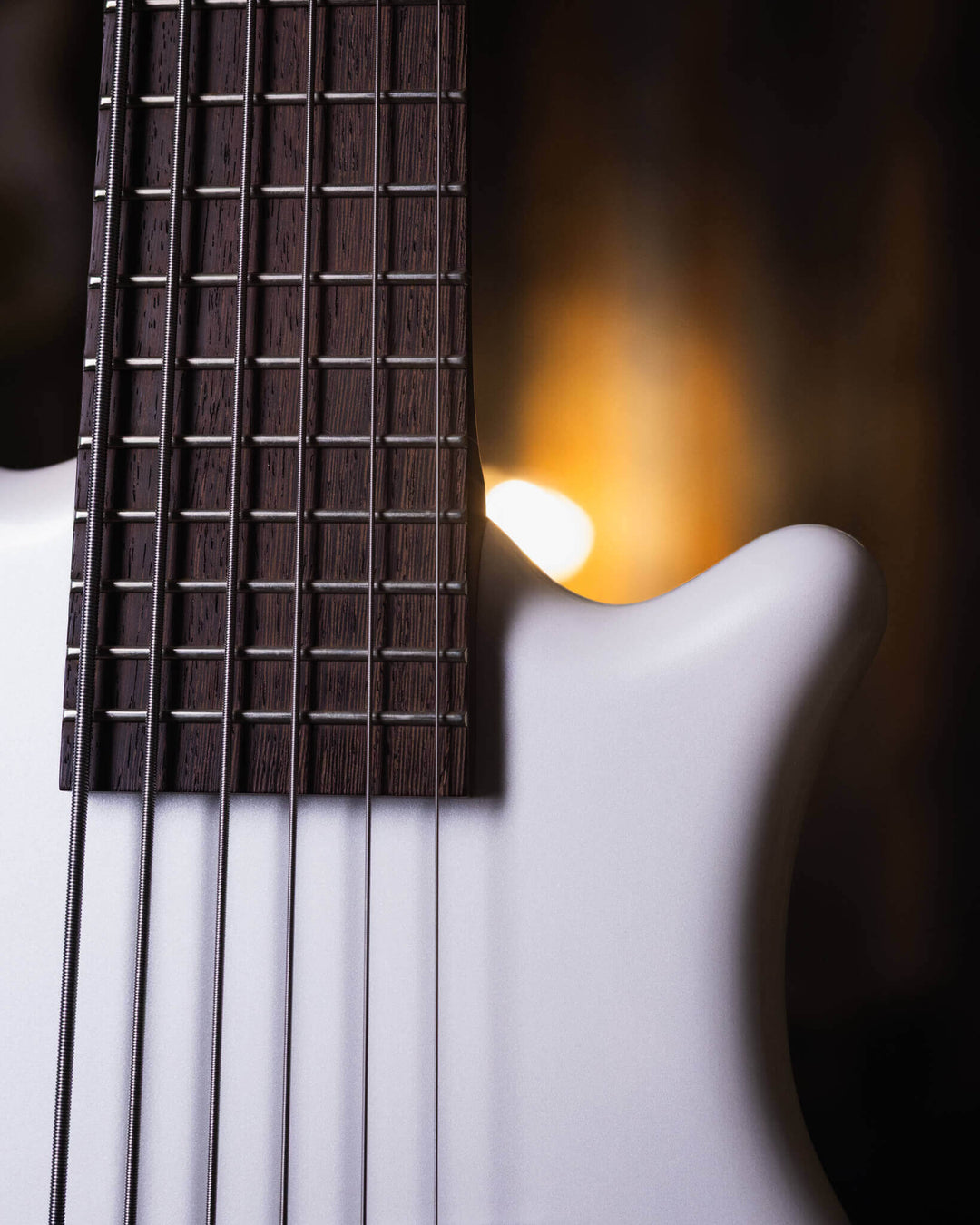 Warwick Thumb BO 6 White Pearl 2015 - Bajo Eléctrico | Cuerpo • Modelo: Thumb• Madera: Ovangkol • Terminación: White Pearl, Gloss Brazo • Madera: Ovangkol • Perfil: “C”• Terminación: Satin • Espaciado: 16.5 mm• Escala: 34” • Nuez: Just-A-Nut II 38.5 mm Di