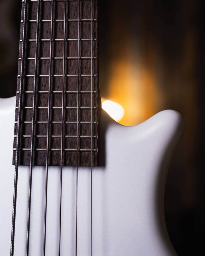 Warwick Thumb BO 6 White Pearl 2015 - Bajo Eléctrico | Cuerpo • Modelo: Thumb• Madera: Ovangkol • Terminación: White Pearl, Gloss Brazo • Madera: Ovangkol • Perfil: “C”• Terminación: Satin • Espaciado: 16.5 mm• Escala: 34” • Nuez: Just-A-Nut II 38.5 mm Di